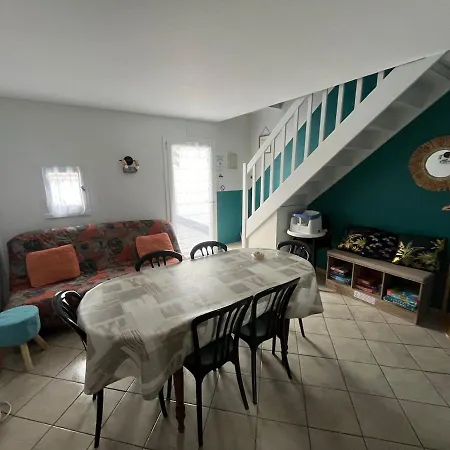 Maison 6 Pers A 400 M De La Avec Wifi Et Piscine Chauffee 別荘